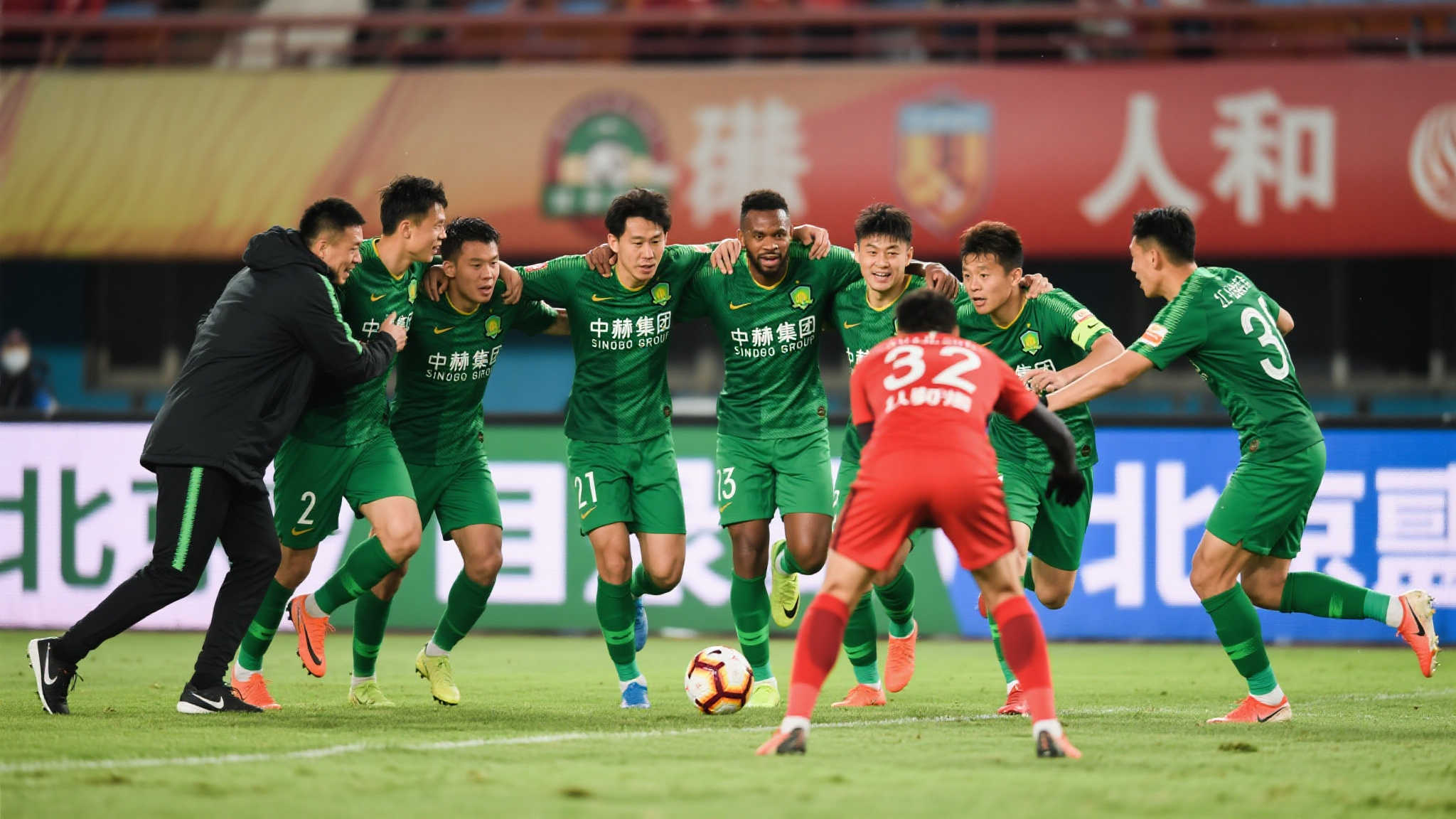 乘“天时”、拥“地利”、聚“人和”,国安志在超越半程冠军 人和:团队凝聚力成制胜法宝
如果说天时和地利是外