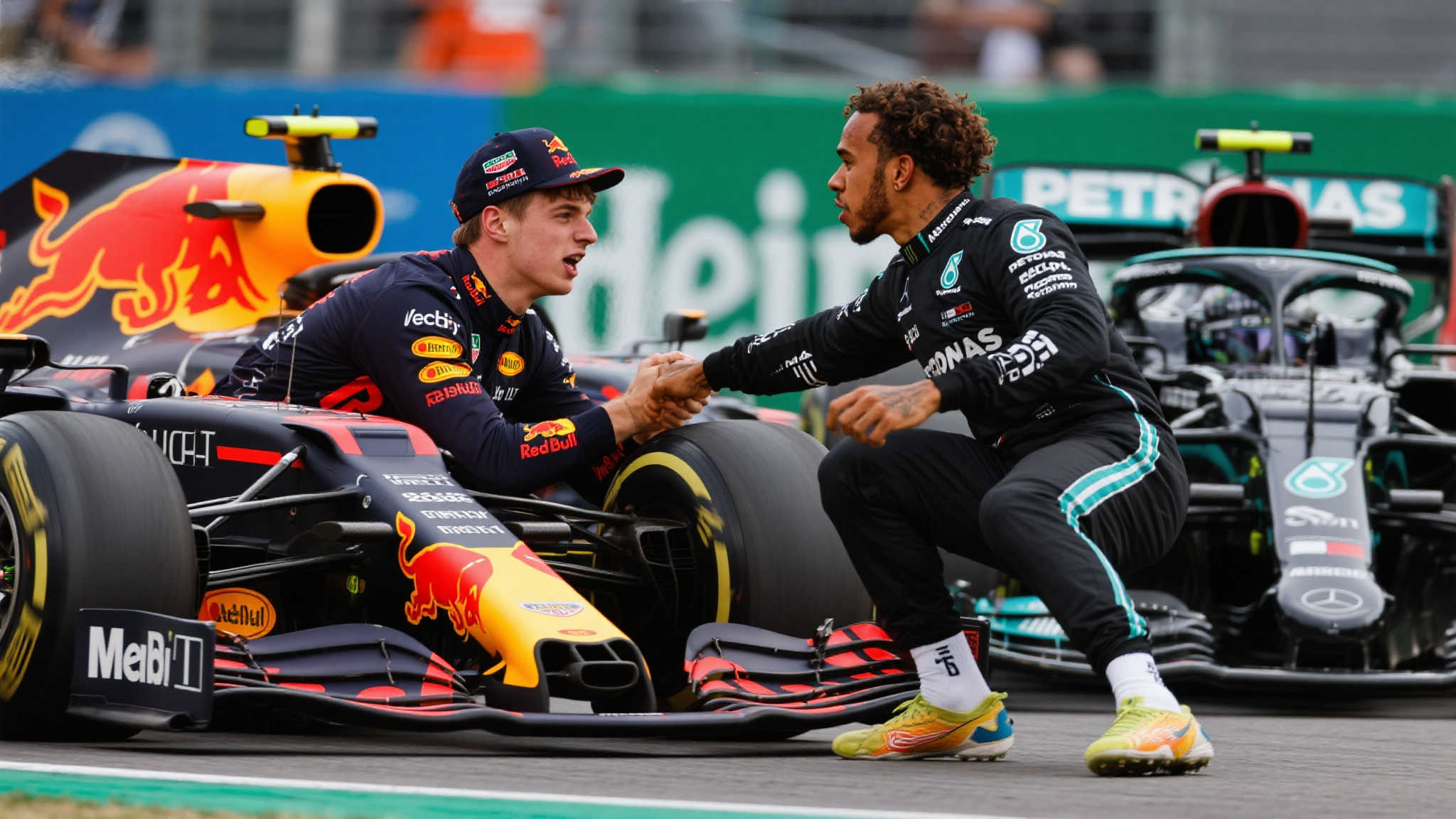 维斯塔潘三度投诉拉塞尔,西班牙站撞车沃尔夫未予批评 面对面较量是赛车运动中的常见现象,而当顶尖车手如维